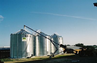 silo à grain en cours de remplissage 