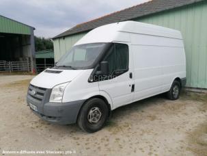 Fourgon avec parois et toit rigide Ford Transit