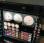Grand studio de maquillage professionnel de la marque 'Makeup compact' avec son présentoir