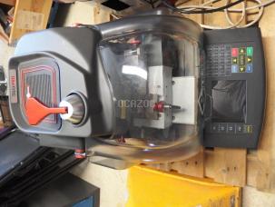 machine à décoder une clé originale et de reproduire au code ou en copie les clés à points, à vagues, laser, à point SILCA TRIAX PRO