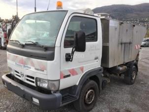 Benne à ordure ménagères Nissan Cabstar