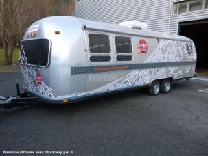 Fourgon bâché avec parois rigides AIRSTREAM CARAVANE