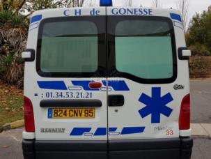 Fourgon avec parois et toit rigide AMBULANCE RENAULT MASTER