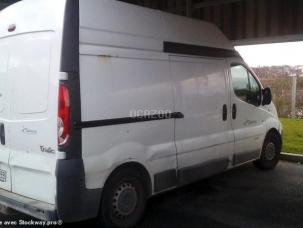 Fourgon avec parois et toit rigide RENAULT TRAFIC