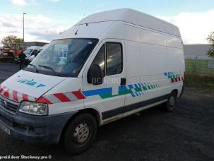 Fourgon avec parois et toit rigide Fiat Ducato