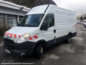 Fourgon avec parois et toit rigide Iveco 35S15