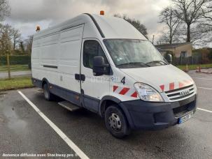 Fourgon avec parois et toit rigide Iveco 50C15