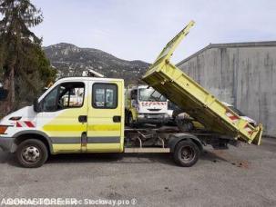 Fourgon avec parois et toit rigide Iveco 35C13