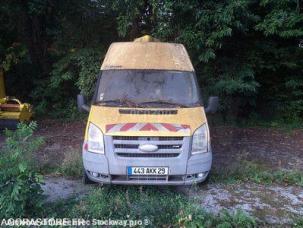 Fourgon avec parois et toit rigide Ford Transit