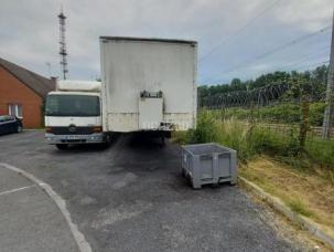 Fourgon bâché avec parois rigides nc