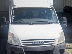 Fourgon avec parois et toit rigide Iveco 35C18
