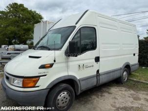 Fourgon avec parois et toit rigide Iveco 29L12