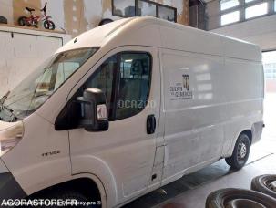 Fourgon avec parois et toit rigide Peugeot Boxer