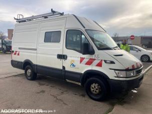 Fourgon avec parois et toit rigide Iveco 35S12
