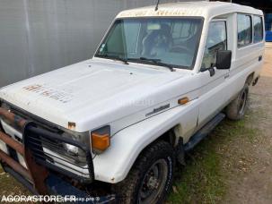 Fourgon avec parois et toit rigide Toyota L.CRUISER