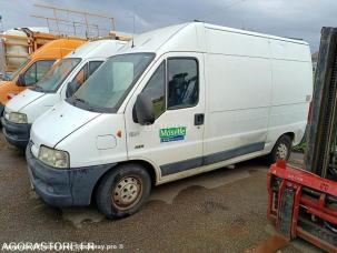 Fourgon avec parois et toit rigide Peugeot Boxer