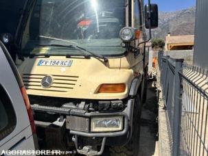 Fourgon avec parois et toit rigide Mercedes Unimog