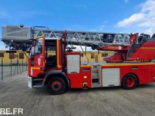 Fourgon bâché avec parois rigides Iveco 120E23