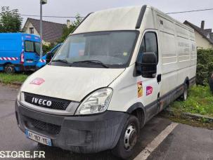 Fourgon avec parois et toit rigide Iveco 35C15