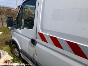 Fourgon avec parois et toit rigide Renault Master