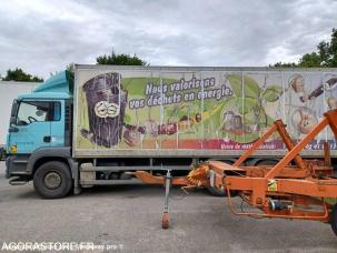 Fourgon avec parois et toit rigide MAN