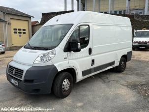 Fourgon avec parois et toit rigide Fiat Ducato