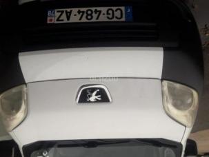 Fourgon avec parois et toit rigide Peugeot Bipper