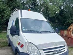 Fourgon avec parois et toit rigide Iveco 50C15