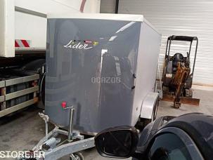 Fourgon bâché avec parois rigides Lider            