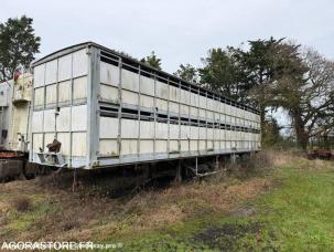 Fourgon bâché avec parois rigides Fruehauf
