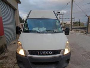 Fourgon avec parois et toit rigide Iveco 35C15