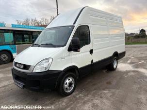 Fourgon avec parois et toit rigide Iveco 35C18
