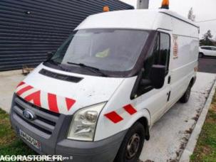 Fourgon avec parois et toit rigide Ford Transit
