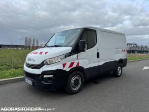 Fourgon avec parois et toit rigide Iveco 35S18