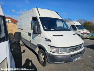 Fourgon avec parois et toit rigide Iveco 35C12