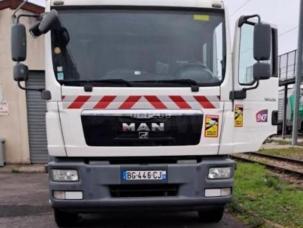 Fourgon avec parois et toit rigide MAN 15.250