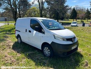 Fourgon avec parois et toit rigide Nissan NV200