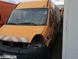 Fourgon avec parois et toit rigide Renault Master