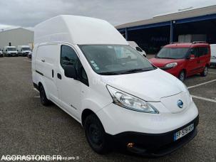 Fourgon avec parois et toit rigide Nissan NV200