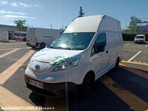 Fourgon avec parois et toit rigide Nissan NV200