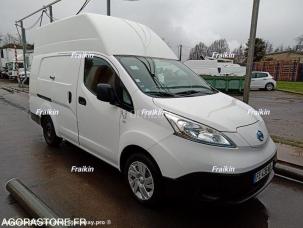 Fourgon avec parois et toit rigide Nissan NV200