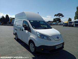 Fourgon avec parois et toit rigide Nissan NV200