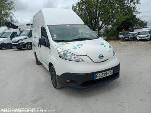 Fourgon avec parois et toit rigide Nissan NV200