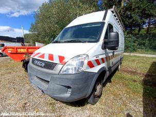 Fourgon avec parois et toit rigide Iveco 35C13