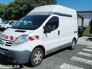 Fourgon avec parois et toit rigide Nissan M