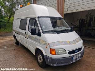 Fourgon avec parois et toit rigide Ford Transit