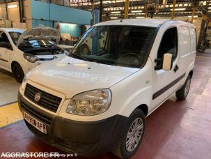 Fourgon avec parois et toit rigide Fiat DOBLO