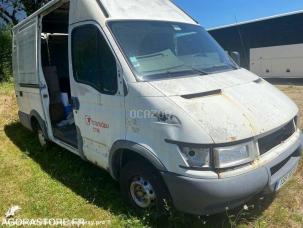 Fourgon avec parois et toit rigide Iveco 29L9