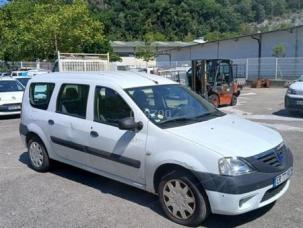 Fourgon avec parois et toit rigide Dacia Logan