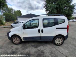 Fourgon avec parois et toit rigide Peugeot Bipper